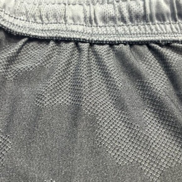 Under Armor Men's Loose fit Shorts Size XL Gray & Black - Picture 4 of 8